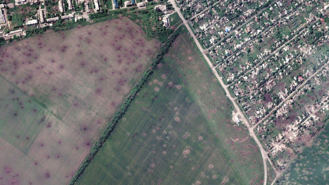 Satelitní snímky dokládají, jak Rusové utahují smyčku v Luhanské oblasti